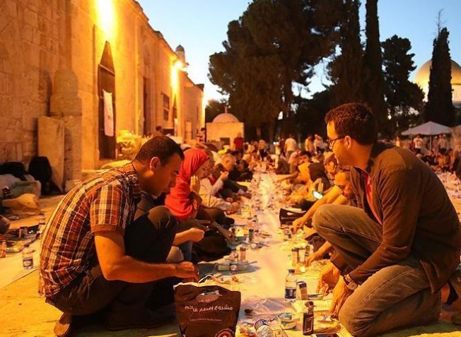 الهلال الأحمر التركي ينظم إفطاراً جماعيا بالأقصى