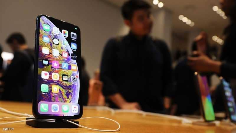 "أبل" تحضر لمفاجأة " آيفون" بثلاث كاميرات وشاحن "مثير للجدل"