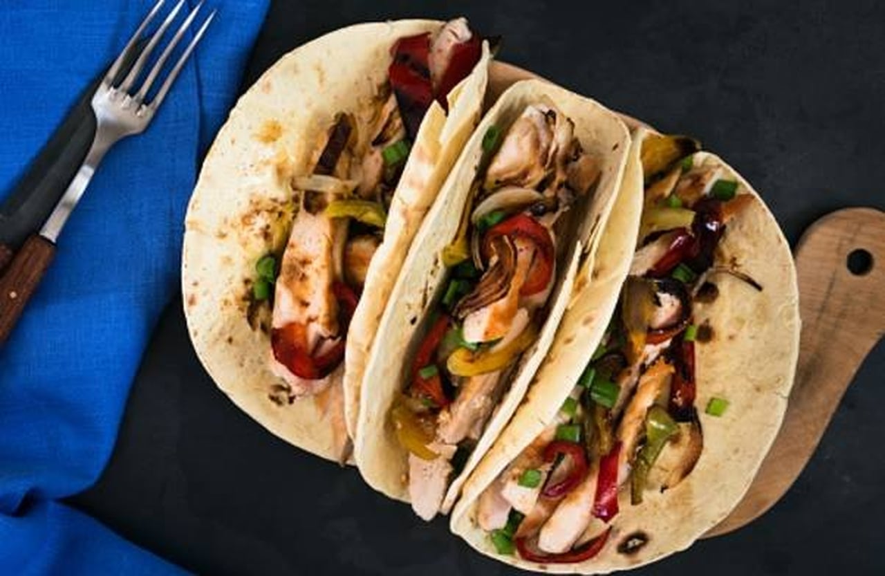 طريقة تحضير خبز التورتيللا بالدجاج المتبل مع السبانخ وحبة البركة