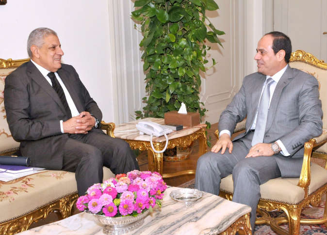مصر : السيسي يقبل استقالة الحكومة ويكلف "شريف" بتشكيل حكومة جديدة