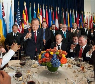 بالفيديو : الملك عبدالله الثاني يستبدل الماء بدلاً من النبيذ على مائدة الأمم المتحدة