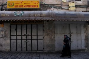 شرطة الاحتلال تغلق 10 محال تجارية في الداخل الفلسطيني بزعم تشغيلها فلسطينيين