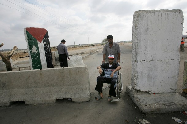 شاهد بالفيديو : رفض طلبات تصاريح لغرض تلقي العلاج من غزة والضفة