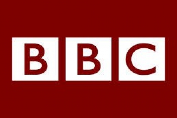 بالفيديو.. دبابة تقحتم مقر قناة "bbc" البريطانية