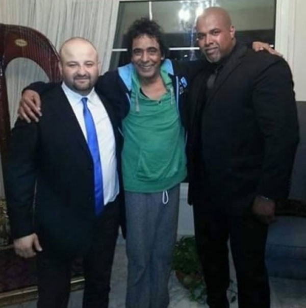 أول ظهور لمحمد منير بعد إجراءه عملية جراحية في القلب.