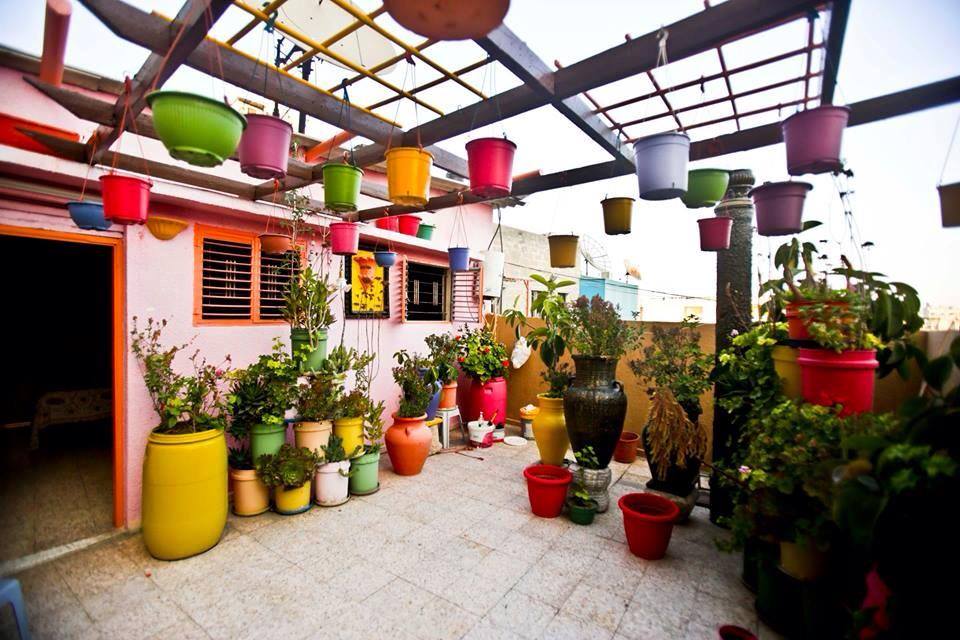 شاهد بالصور : ابداع أهل غزة في تزين وتلوين بيوتهم وحاراتهم ، استقبالا لشهر رمضان