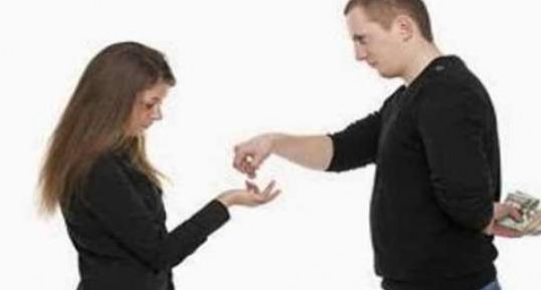 الزوج البخيل "آثم" شرعا