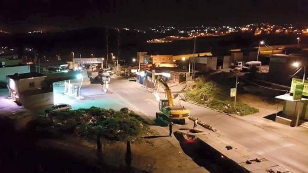 جرافات الاحتلال تهدم محطة وقود شرق القدس