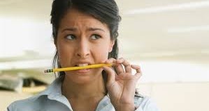 لن تصدق : هذه فائدة عضّ قلم الرصاص