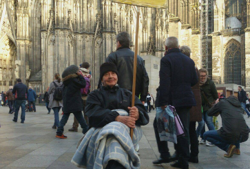 بالفيديو .. تضامن مع فلسطين على طريقته..مراسلنا : شم رائحة فلسطين في عناقي