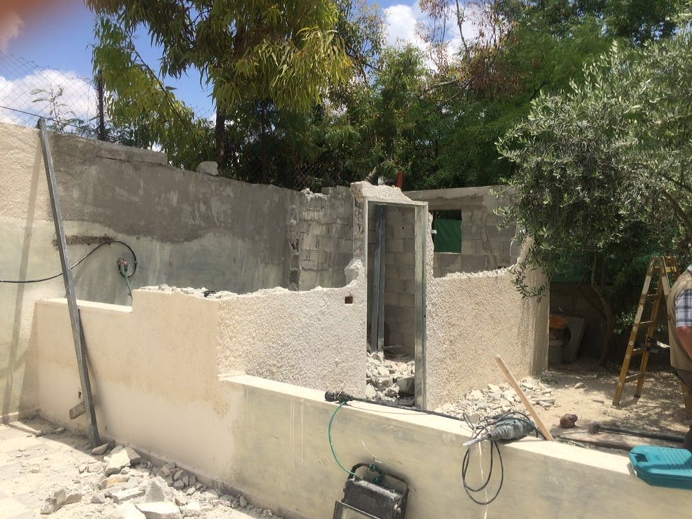 بالصور: مواطن يهدم منزله في القدس بعد تسلمه اخطار للهدم بحجة عدم الترخيص