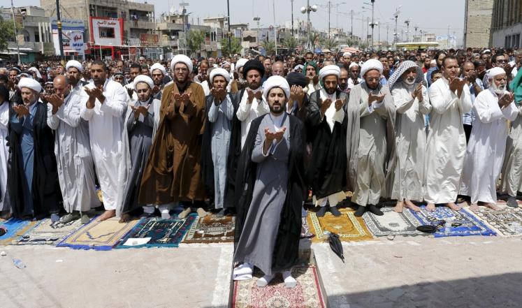 مئات المتظاهرين في بغداد يطالبون بإنهاء أزمتي الحكومة والبرلمان