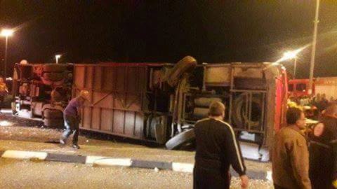 صور .. مقتل فلسطيني وإصابة 30 أخرين إثر انقلاب حافلة بمنطقة "الزرازير" في الداخل المحتل