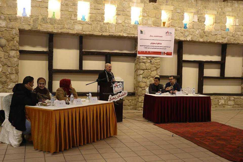 بالصور: مناظرة حامية الوطيس بين بلدية جباليا ومجموعة شبابية