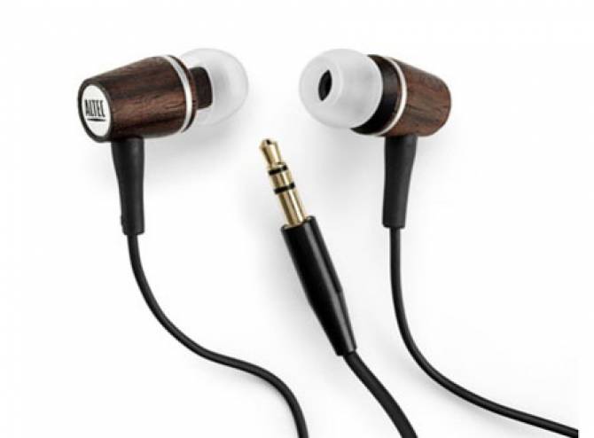 فيديو : 4 أضرار خطيرة تسببها سماعات الأذن!