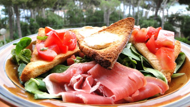 إليك سلطة الصيف المنعشة والخفيفة