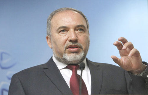 التعلّق الإسرائيلي بليبرمان لتوفير الأمن: ديمقراطيتنا في خطر