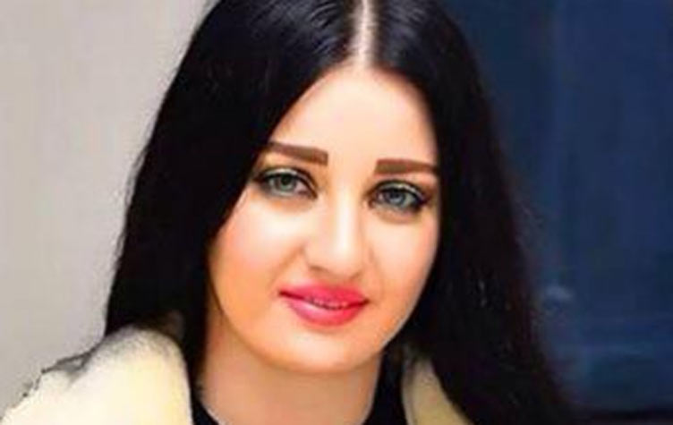 بالصورة : الراقصة "صافيناز" تحمل طفلاً وترضعه