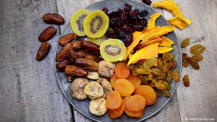 فوائد وأضرار الفواكه المجففة