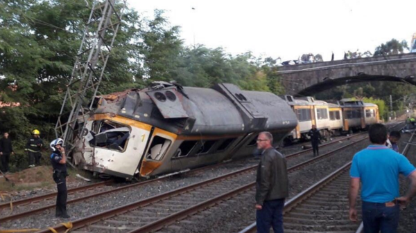 مقتل شخصين وإصابة آخرين جراء خروج قطار عن سكته شمال غربي إسبانيا