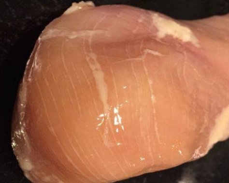 هام جداً : هذا هو سبب ظهور الخطوط البيضاء في لحوم الدجاج!