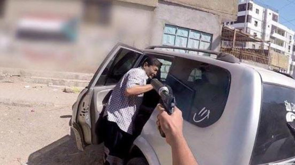 بالصور: ملثم "داعشي" يوثق قتل عقيد يمني