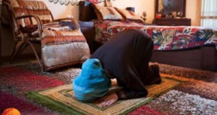 ما حدث معجزة : كانت تصلي وطفلها ينادي.. فجاء شقيقه الأكبر وكانت المفاجأة حين قال..!