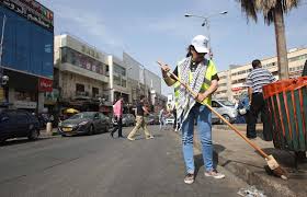متطوعون ينظفون "عين سلوان" التاريخية جنوب الأقصى