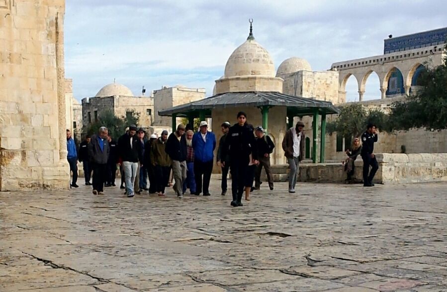 مستوطنون متطرفون يجددون اقتحامهم المستفز لباحات الأقصى