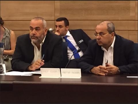 بالفيديو: طرد نواب عرب من جلسة "الكنيست" بسبب رفض قانون إبعاد عوائل منفذي العمليات 