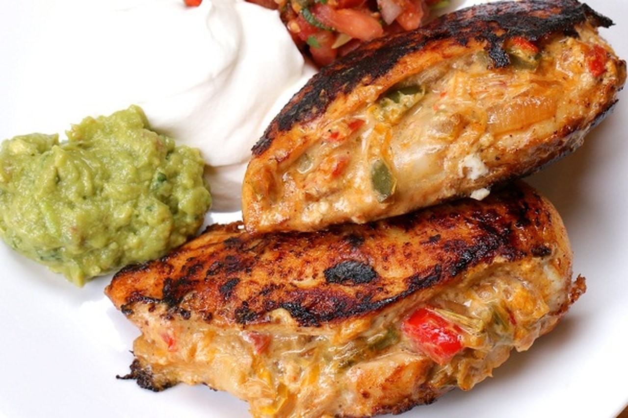 صدور الدجاج بحشوة الخضروات والجبن