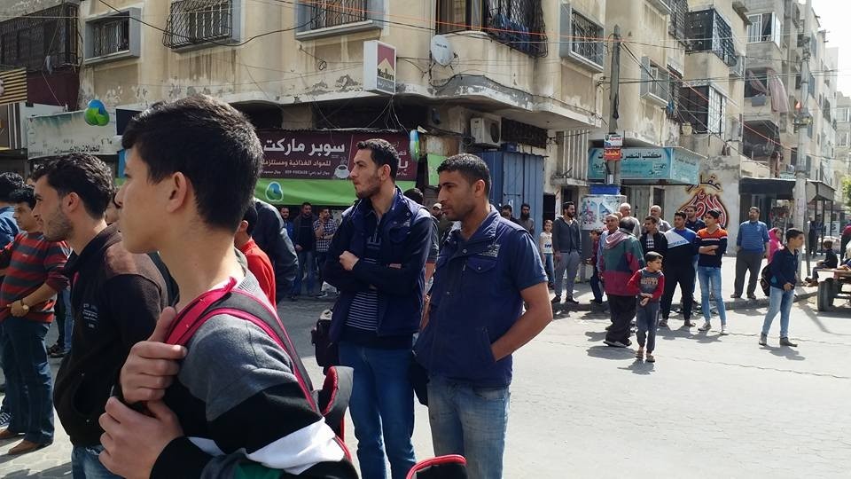 بالصور: إغلاق بنكي فلسطين والإسلامي تحسباً لأي إجراء يقوم به موظفي السلطة