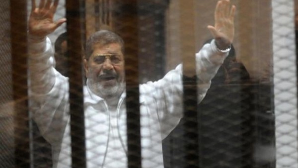 مرسي من داخل قفصه : "أنا الرئيس الشرعي للجمهورية"