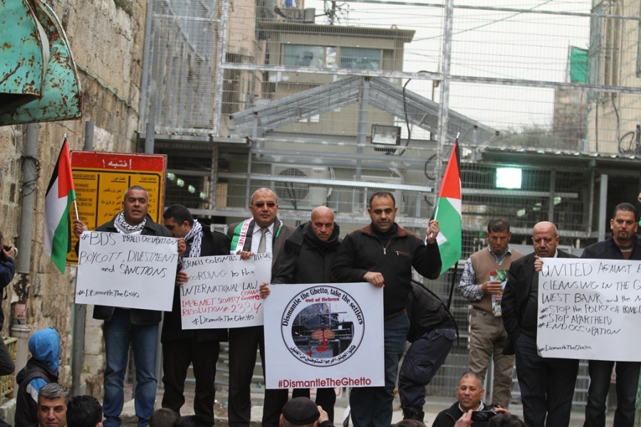 رفع علم "فلسطين" فوق سارية ضخمة في شارع الشهداء بالخليل