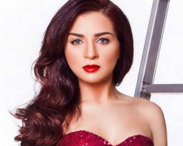 مي عزالدين تكشف عن "وشمها" الجديد في حمام السباحة