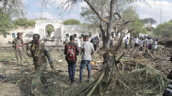 بالصور: مقتل 15 شخصاً وإصابة العشرات إثر انفجار في مقديشو