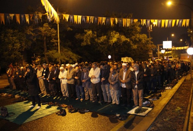 أتراك يطالبون بفتح  متحف"آيا صوفيا" للعبادة