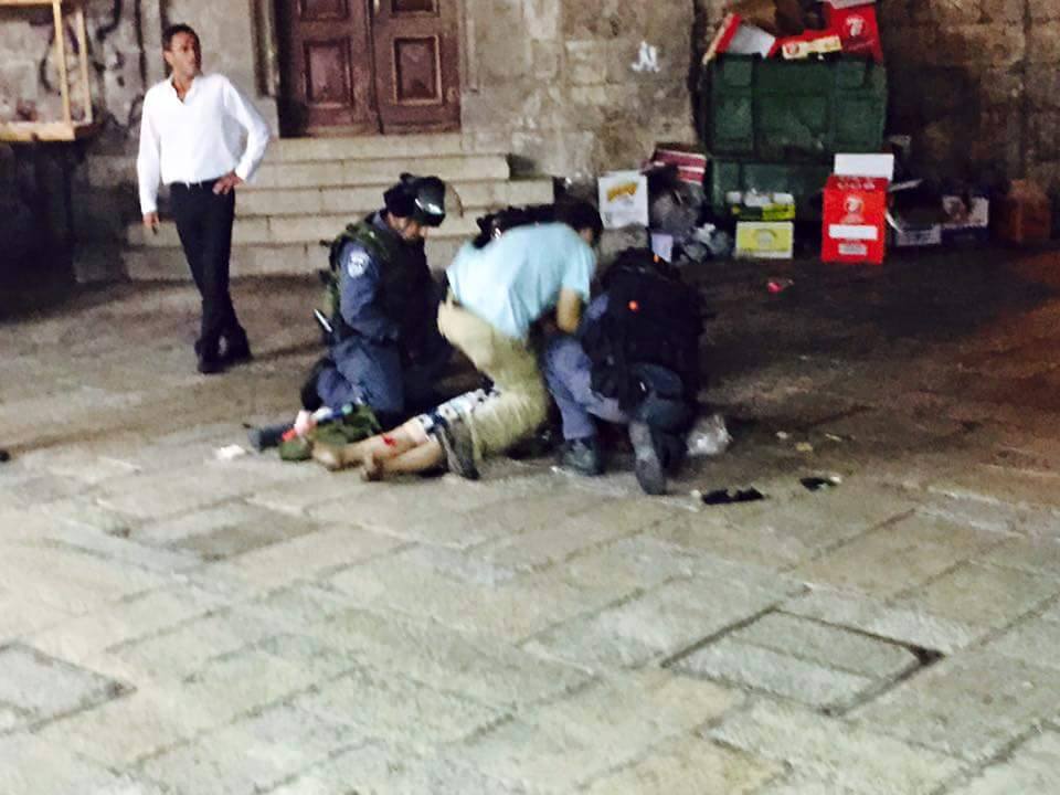 "محدث 2" بالفيديو والصور : مقتل مستوطنين واصابة 3 اخرين بعملية طعن بالقدس .. استشهاد المنفذ