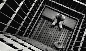 بالأسماء: 15 أسيراً قيد العزل الانفرادي في سجون الاحتلال