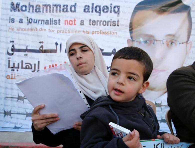 تمديد اعتقال الصحفي القيق لثلاثة أيام