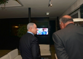 شاهد الصور: وزير الخارجية المصري يشاهد نهائي اليورو بمنزل نتنياهو