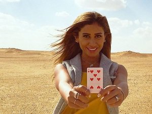 فيديو : دينا الشربيني تعيش لحظات تايتنك مع أحمد داوود في كواليس "هيبتا"