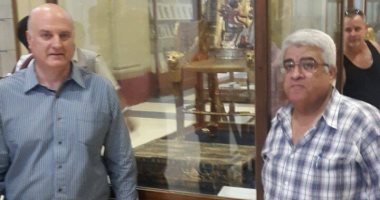 السفير الإسرائيلى بالقاهرة يزور المتحف المصرى ويلتقط صوراً بجانب الآثار