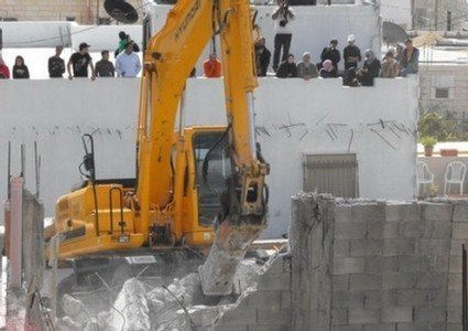 قوات الاحتلال تخطر عائلة الأسير مخامرة بهدم منزلها
