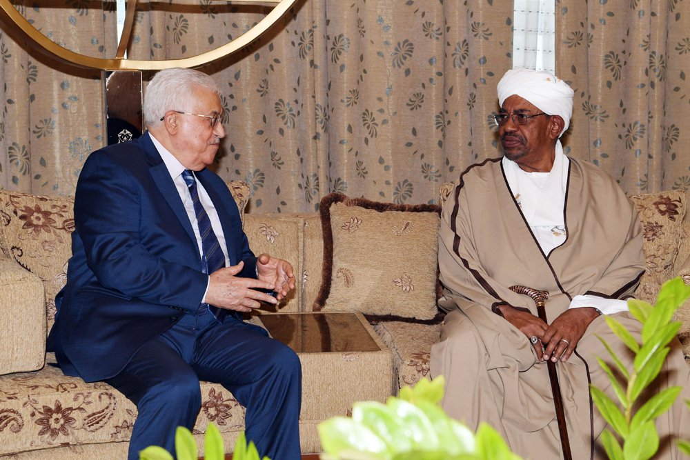 الرئيس عباس يغادر الخرطوم متوجهاً إلى باريس