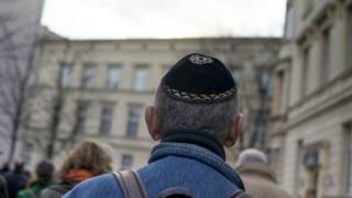 هولاند لا تهاون مع "تخويف" يهود فرنسا