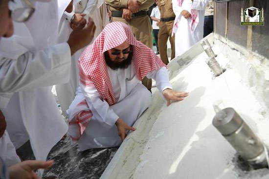 بالصور : تغيير رخام الشاذروان أسفل الكعبة بعد ظهور الصدأ والإصفرار عليه والسبب .. ؟!