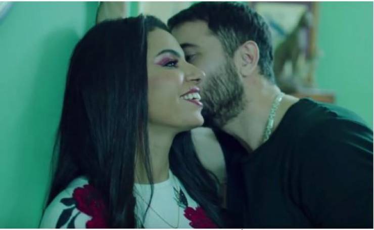 صور : هل قبّل أحمد عزّ هذه الممثلة أم لا؟