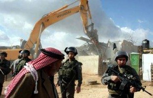 وفد أوروبي يطلع على انتهاكات الاحتلال في مسافر يطا بالخليل