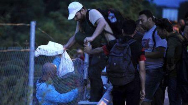 صربيا.. أكثر من 1000 لاجئ يفترشون الأرض ويلتحفون السماء